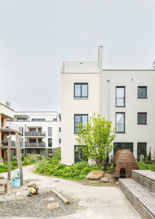 Anerkennungen: Wohnen auf schmaler Parzelle in Kirchheim unter Teck von mehr* architekten