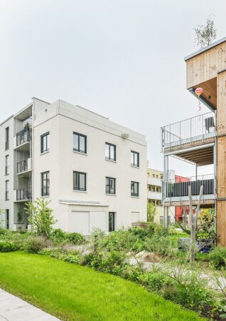 Anerkennungen: Wohnen auf schmaler Parzelle in Kirchheim unter Teck von mehr* architekten