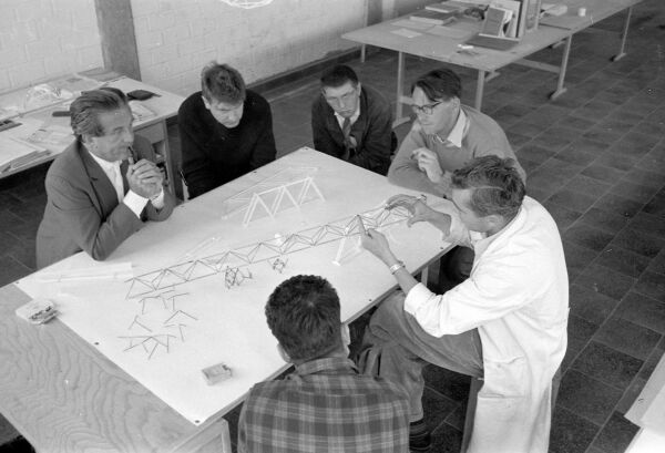 Konrad Wachsmann erlutert Studierenden 1956 die Entwicklung eines Trgers.