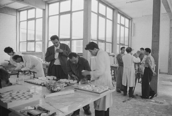 Tom�s Maldonado mit Studenten in der Werkstatt, 1956