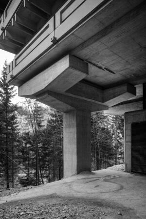Kur- und Kongresszentrum Bad Gastein, 1974, talseitige Sttzpfeiler, Foto: Andrew Phelps