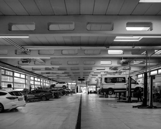 Ford Schmidt, Automobilbetrieb, Montagehalle, Alpenstrae, Salzburg, 196669, Foto: Andrew Phelps