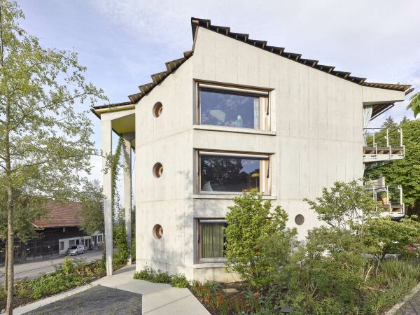 Haus im Garten von Loeliger Strub Architektur (Zrich)