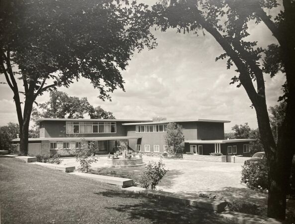 Rood House, errichtet 19471948. Eine grozgige, gespreizt L-frmige Villa in Hanglage, Sdwestansicht mit Vorfahrt und rundem Brunnen in der Mitte.