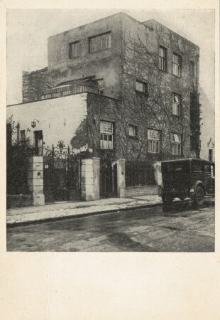 Ab 1923 wurde das Elternhaus von Elizabeth Close, ein Terrassenhaus von Adolf Loos, zu einem Wrfelhaus umgeformt: Die Terrasse im zweiten Obergeschoss wurde zu zwei Dritteln mit einem weiteren Raum bebaut. Blick von der Larochgasse, Foto: 1928.