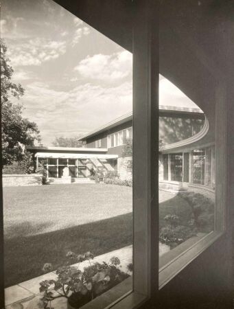 Rood House, errichtet 19471948, Blick aus dem Galerie-Trakt in den Skulpturengarten und auf die Nordwestfassade des Wohnhauses.