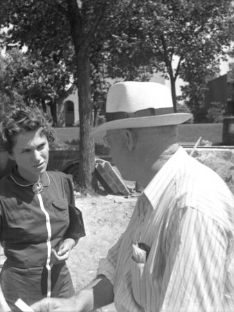 Die junge Architektin auf der Baustelle des Faulkner House, 1938.