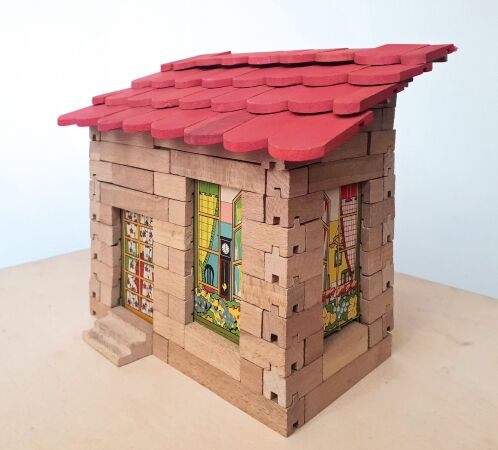 Chateaux & Chaumires No 1, tablissements Garnier Fers S.A.R.L, Frankreich, 193040er Jahre: Der Baukasten bietet ein Stecksystem aus Buchenholzbausteinen, farbige Zeichnungen von Innenrumen lassen sich als Fenster und Tren einsetzen und verleihen den Husern eine besondere rumliche Tiefe und Ausdruckskraft.