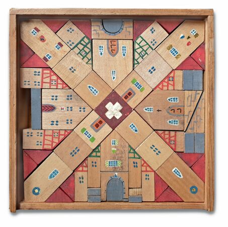 Hofmann-Bauspiel, Firma Hofmann, Schweiz, 195060er Jahre: Der Baukasten des Herstellers Hofmann umfasst 50 bunt bemalte Holzbausteine, die sich zu einer kleinen Stadt anordnen lassen. Das Schweizerkreuz in der Mitte des Kastens kennzeichnet den Produktionsort.