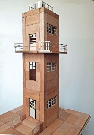 Spranger-Baukasten, C. Gustav Spranger, Baukastenfabrik Klingenthal i. Sa., DE (Sachsen), ca. 1930: Die im Baukasten ,,Aussichtsturm mit Aufzug� der Firma Spranger enthaltenen Buchenholzelemente werden mit flachen Metallteilen diskret verbunden. Dadurch sind die Ergebnisse homogener als bei anderen Modellen, es stehen z. B. keine Noppen hervor.