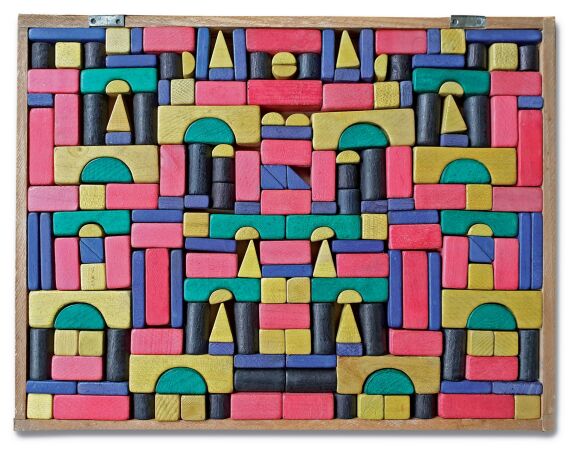 Les Bois de Meg�ve, Jeu de Constructions, Frankreich, ca. 1930: Die Bausteine aus gef�rbtem Nadelholz sind so arrangiert, dass sich bereits beim �ffnen der Verpackung ein attraktives Bild ergibt. Es erinnert an Gem�lde von Paul Klee.