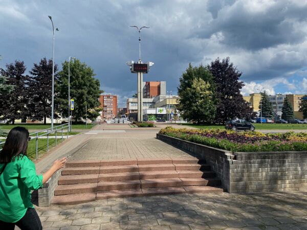 Neustadt in Lettland: Stolz prsentiert der groe Geigerzhler auf dem zentralen Platz von Visaginas die aktuelle Radioaktivitt in der Stadt