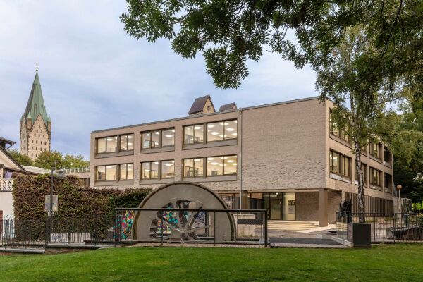 Preis: Grundschule St. Michael, Paderborn (2022), Bauherrschaft: Erzbistum Paderborn, Architektur: Hausmann Architektur, brandfels landscape + environment