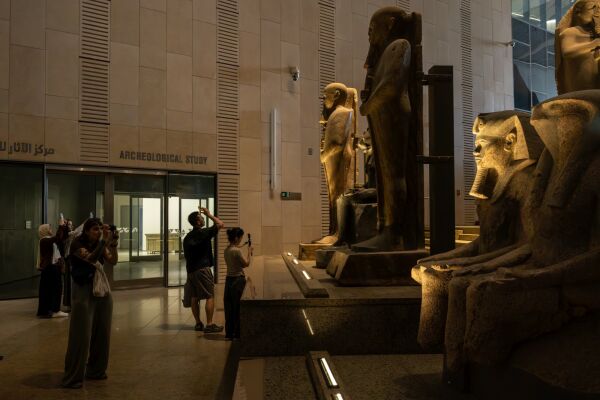 gyptisches Museum bei Kairo von heneghan peng architects