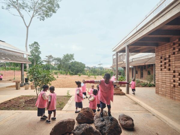 Kindergarten in Kamerun von Urbanitree