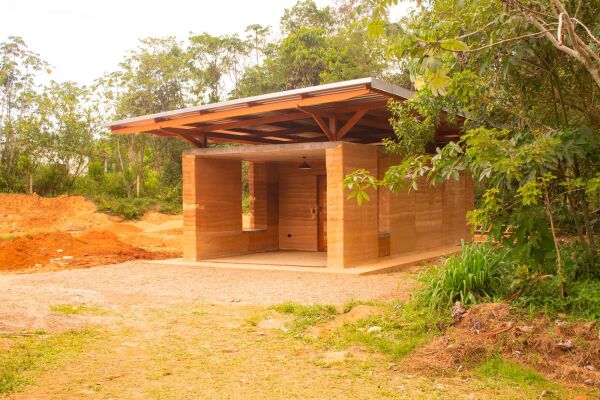 Locale Scale Award: Laboraterra Arquitetura & Alain Briatte Mantchev Arquitetura (Ilhabela) mit dem Beitrag Juc�o Seed House in Brasilien