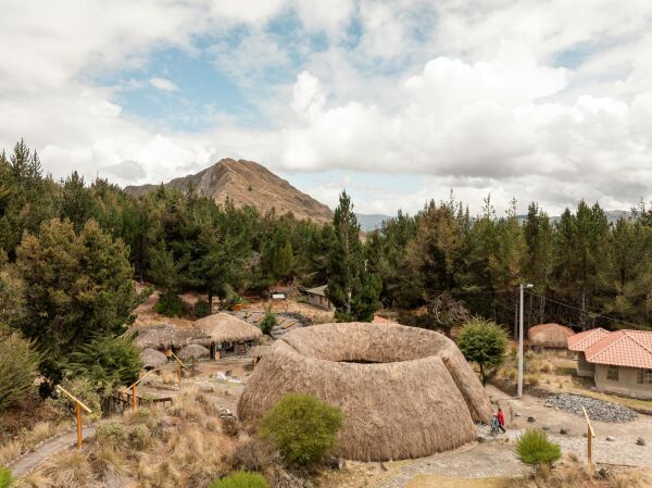 Social Engagement Award: La Cabina de la curiosidad (Quito) mit dem Beitrag Chaki Wasi, handicrafts center of the community of Shalal� in Ecuador