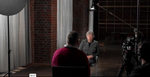 Screenshot Forschungsprojekt Geschichte und Rezeption der Bauakademie der DDR: Zeitzeugin Katrin Lompscher im Interview