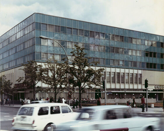 Die Bauakademie der DDR war in Berlin unter anderem im Lindencorso Unter den Linden / Ecke Friedrichstrae untergebracht. Das Brogebude wurde 1992 abgerissen, um dem gleichnamigen Neubau, der heute dort steht, Platz zu machen.