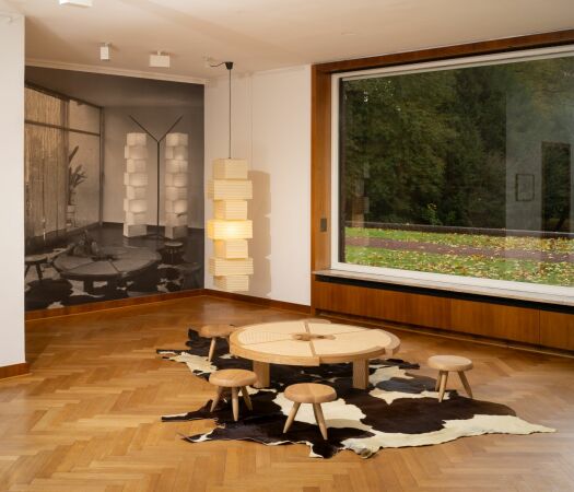 Haus Lange: Rio Couchtisch, Cassina-Prototyp; Tabouret Berger Hocker  Cassina iMaestri Collection