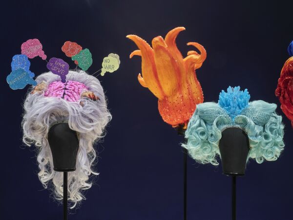 Karl Gadzali und Mohamad Barakat-Gtz: Show-Percken; Blick in die Ausstellung im MK&G, Hamburg