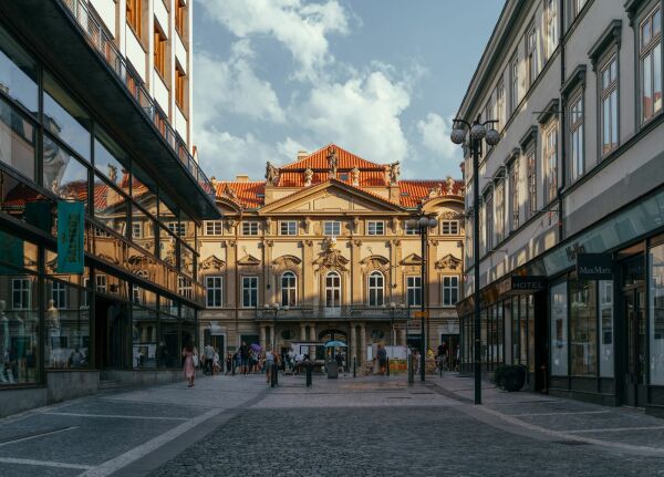 Nachverdichtung von Heatherwick Studio in der Prager Altstadt