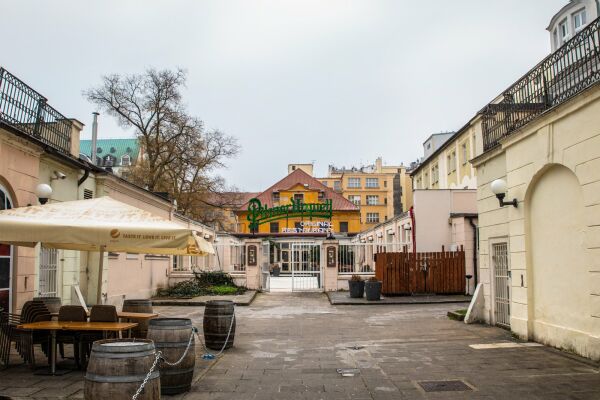 Innenhof und Stallgebude vor dem Umbau