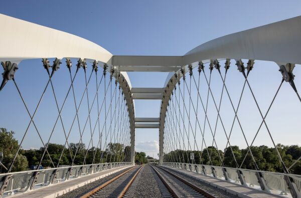 Baukulturpreis 2025: Eisenbahn�berf�hrung �ber die Oder bei K�strin von Knight Architects (London)/ Ingenieurb�ro Sch��ler-Plan (D�sseldorf/Berlin)/ schlaich-bergermann-partner (Berlin)