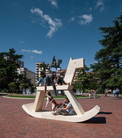 Equestrian Statue (Troy) von Iza Rutkowska (2020)