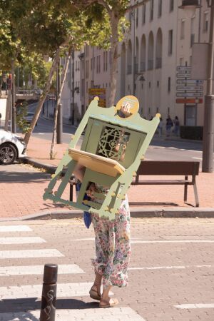 100 Chairs and 3 Urban Living Rooms von Izaskun Chinchilla (2022)