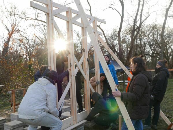 Sauna von Architecture After Comfort: Aufbau auf dem Gel�nde der Kleinen Stadtfarm.