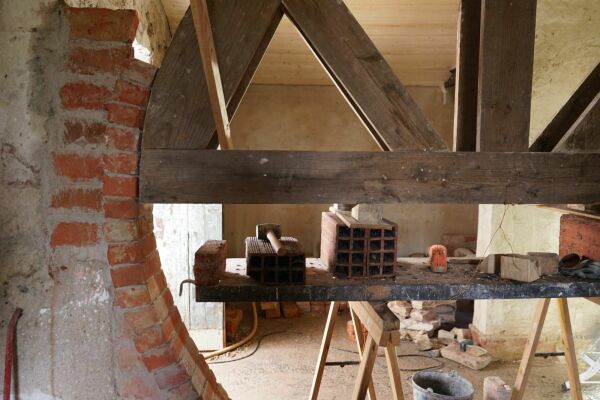 Casa Branca: Sanierung 2022 - Herstellung der Rundb�gen als Raumstrukturierung