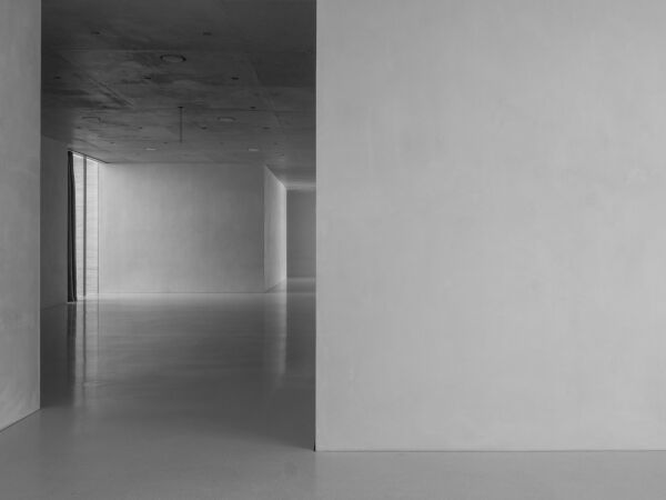 Terrazzob�den, Lehmputzw�nde und die massive M�rteldecke des zweiten Ausstellungsgeschosses