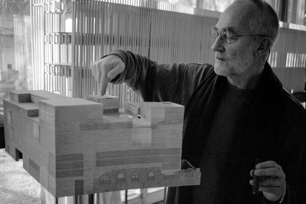 Peter Zumthor mit einem Kolumba-Modell in seinem Atelier, Januar 2002