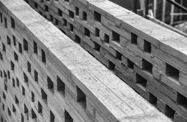 Das zweischalige Filtermauerwerk im Bau, Juli 2004