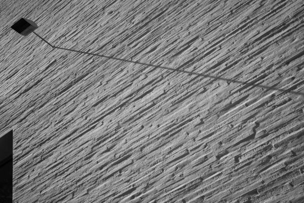 Die Backsteinwand der Ostfassade im Mittagslicht