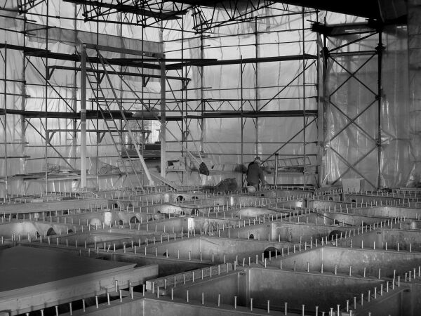 Arbeiten am Tragwerk unter dem Winterdach der Baustelle, Januar 2005