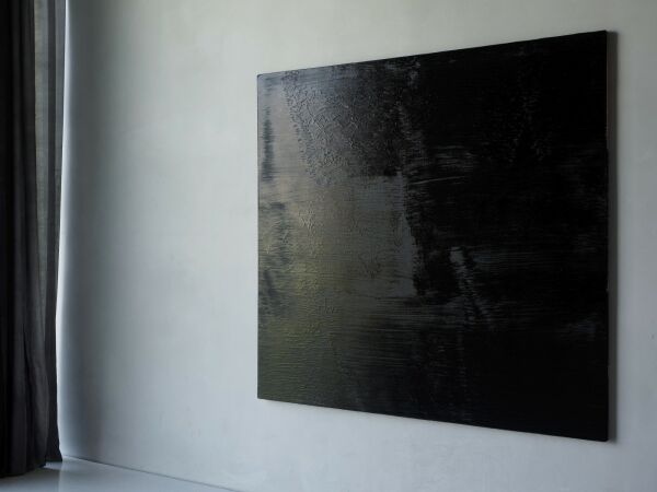 Ein violettschwarzes Gem�lde von Dieter Villinger im Streiflicht von Raum 11