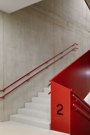 Grundschule und Sportanlage bei Prag von OVA