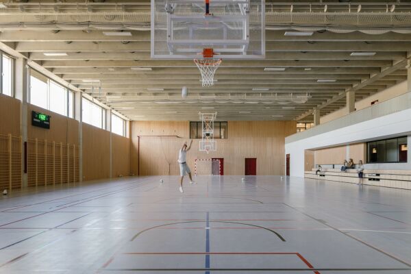 Grundschule und Sportanlage bei Prag von OVA