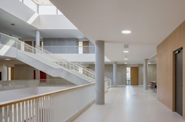 Grundschule und Sportanlage bei Prag von OVA