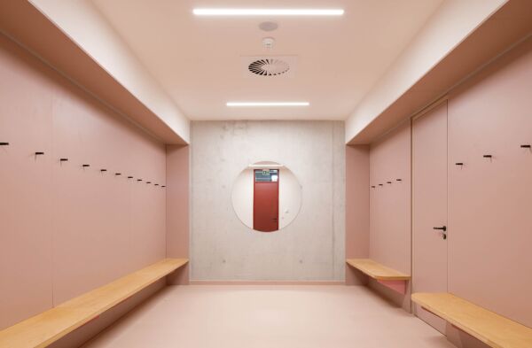 Grundschule und Sportanlage bei Prag von OVA