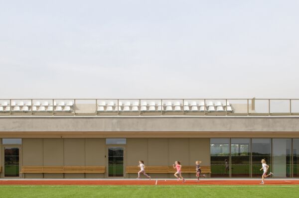 Grundschule und Sportanlage bei Prag von OVA