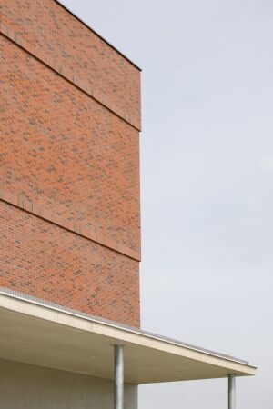 Grundschule und Sportanlage bei Prag von OVA