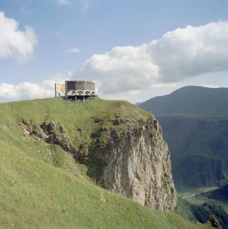 Fr�d�ric Chaubin, Belvedere von Krestowski Perewal (Russisch-georgisches �Freundschaftsdenkmal�) in Georgien von 1983. Foto: 2003