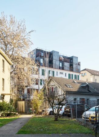 Wohnhausaufstockung von Baukombinat in Z�rich