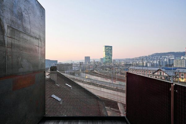 Wohnhausaufstockung von Baukombinat in Z�rich