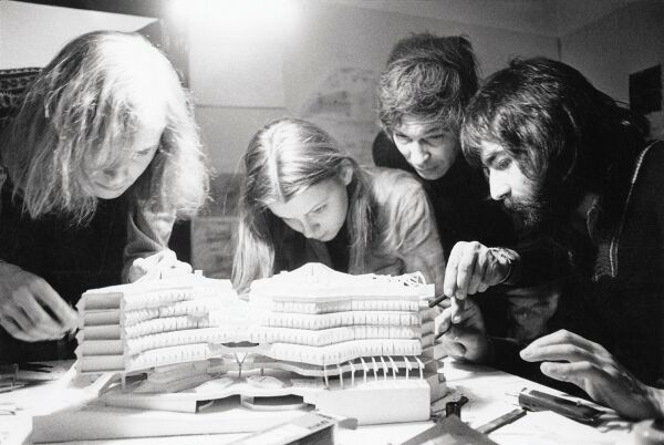 Modellbau zum Wettbewerb Ballhausplatz. Foto von 1976: Hubert Hermann, Christine Kapsreiter, G�nther Domenig, Gabriel Budas