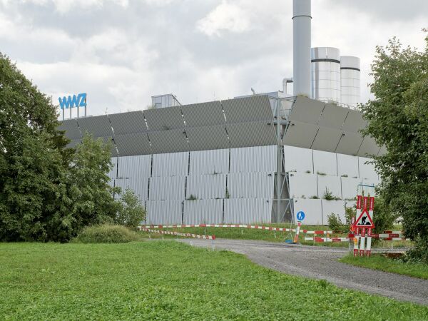 Transformation: Fassade Energiezentrale Unterfeld in Zug von L�tjens Padmanabhan Architekt*innen (Z�rich) und Bischoff Landschaftsarchitektur (Baden)