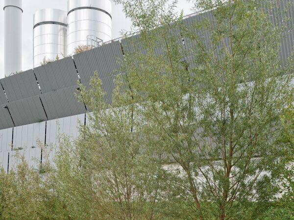 Transformation: Fassade Energiezentrale Unterfeld in Zug von L�tjens Padmanabhan Architekt*innen (Z�rich) und Bischoff Landschaftsarchitektur (Baden)